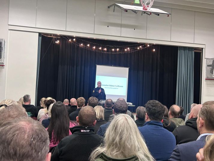 Fjölmenni var á fundinum sem haldin var í sal Hvassaleitisskóla. Á myndinni er Ásmundur Rúnar aðstoðaryfirlögregluþjónn að fara yfir sitt erindi.