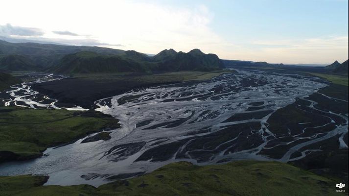 Smáhlaup er hafið í Múlakvísl þar sem mikið vatn er í ánni og mikla brennisteinslykt ber af henni.