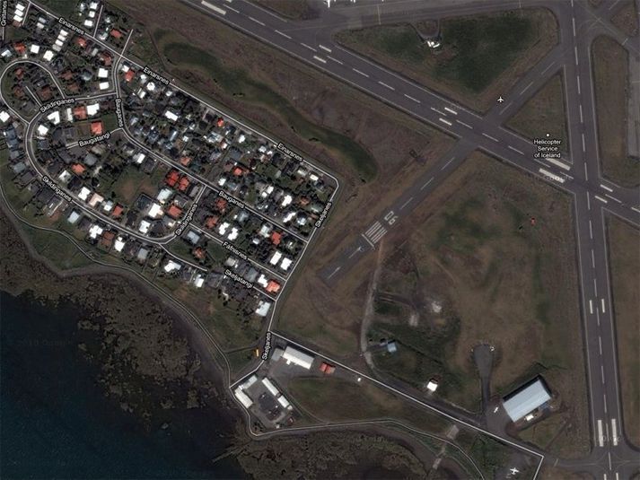Á myndinni sést hvernig keyrt er inn á flugvallarsvæðið í enda Skerjafjarðar. Flugskýli 3 er lengst til hægri.