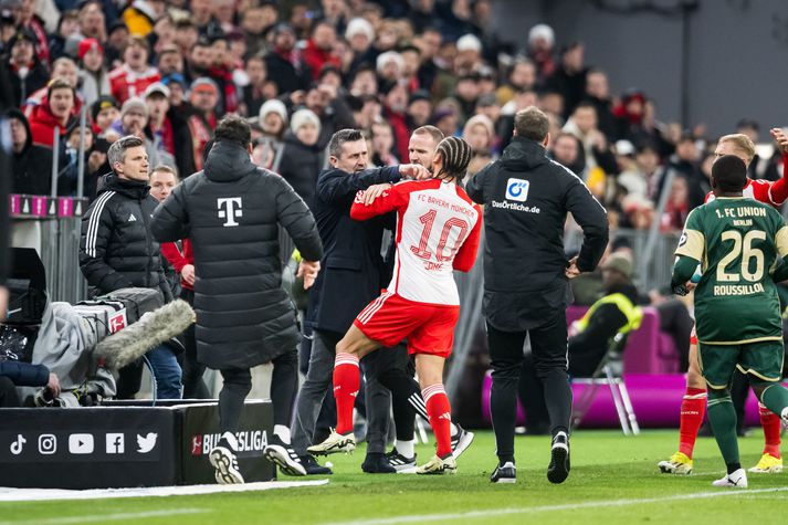 Nenad Bjelica ýtir í andlitið á Leroy Sané.