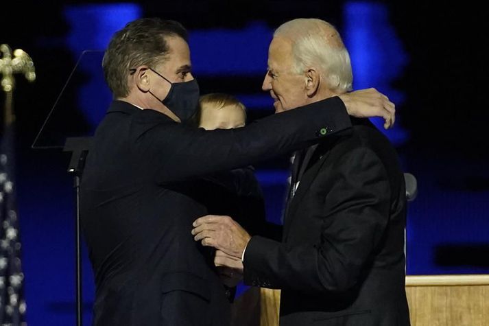 Joe Biden faðmar son sinn Hunter Biden eftir forsetakosningarnar.