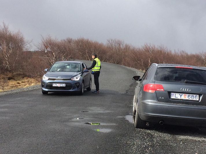 Hér má sjá þegar verið var að rukka gjald á veginum í gær.