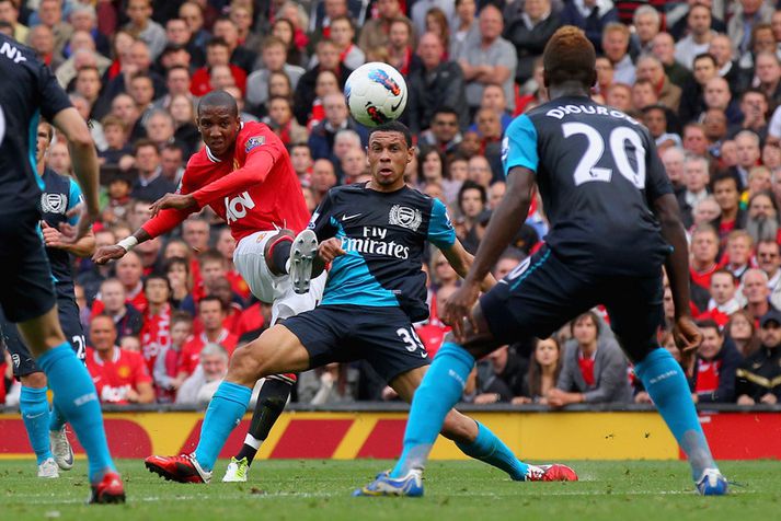 Ashley Young skorar gegn Arsenal í dag.