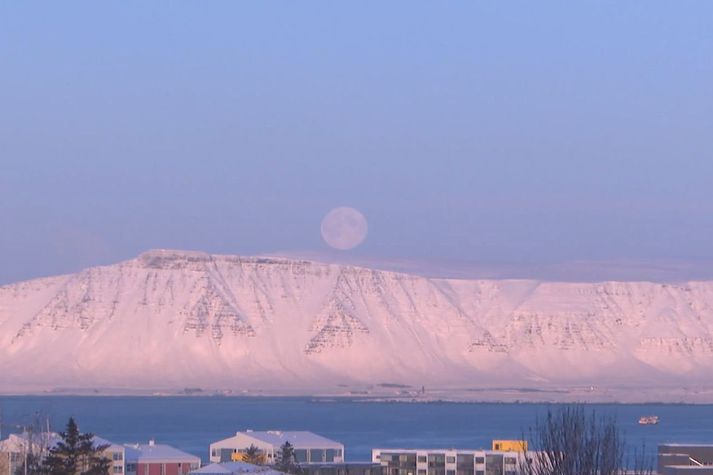 Tunglið og Esjan í dag, á þriðja degi jóla. 