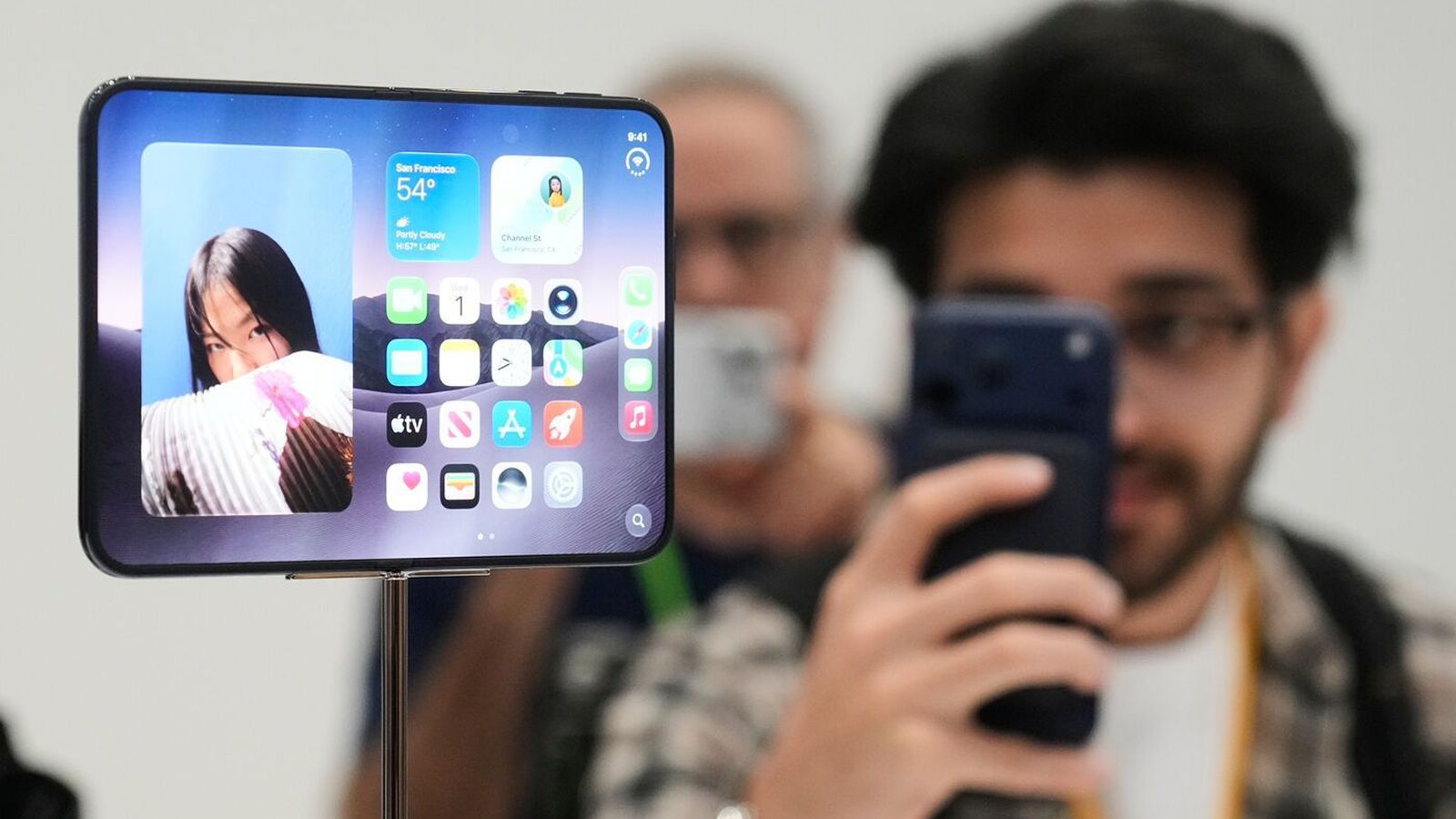 Opin­bera sinn fyrsta langloku-iPhone og boða verð­hækkanir