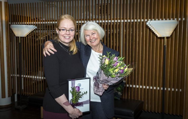 Íris Dögg Lárusdóttir ásamt Sigrúnu Júlíusdóttur, stofnanda Sigrúnarsjóðs, í gær er hún fékk styrkinn úr sjóðnum.