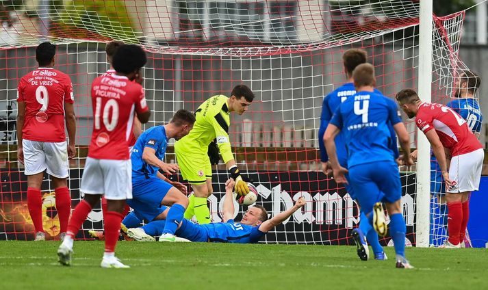 Steven Lennon skoraði öll þrjú mörk FH í einvíginu gegn Sligo Rovers. Hér fagnar hann fyrra marki sínu í kvöld.