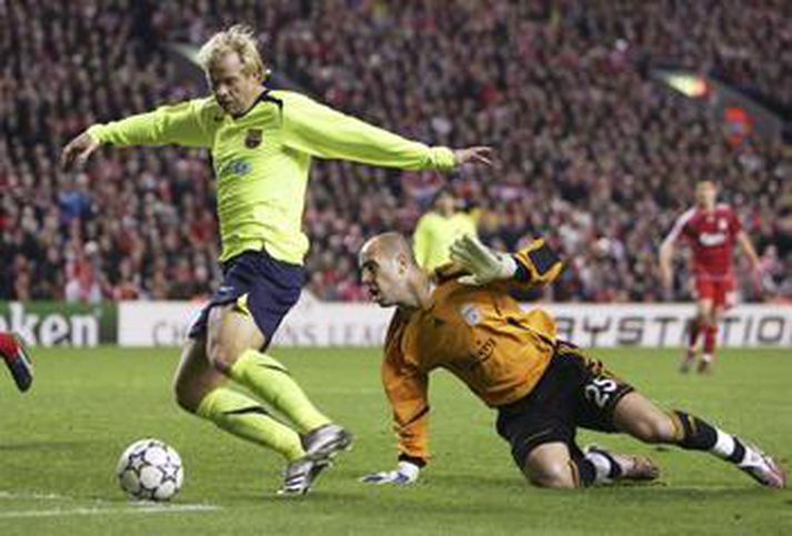 Eiður Smári Guðjohnsen skorar gegn Liverpool í Meistaradeild Evrópu fyrr í mánuðinum.