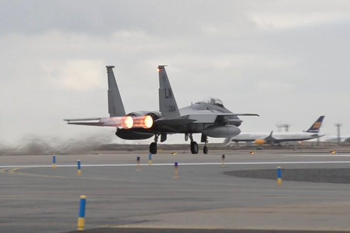 F-15 Eagle herþota með logandi afturbrennara í flugtaksbruni á Keflavíkurflugvelli í síðustu viku.