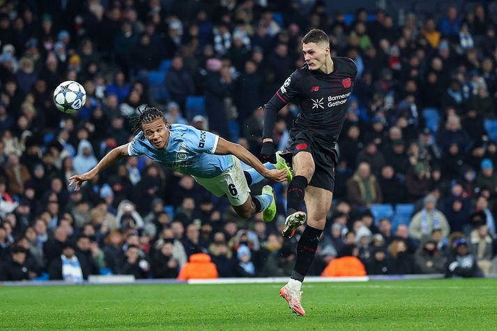 Patrik Schick skorar hér gegn Manchester City án þess að Nathan Ake komi vörnum við í kvöld.