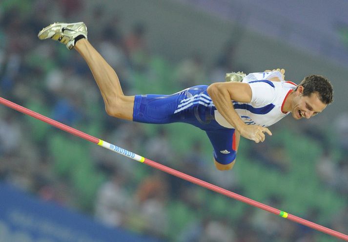 Renaud Lavillenie svífur yfir ránna. Frakkinn vann til bronsverðlauna.