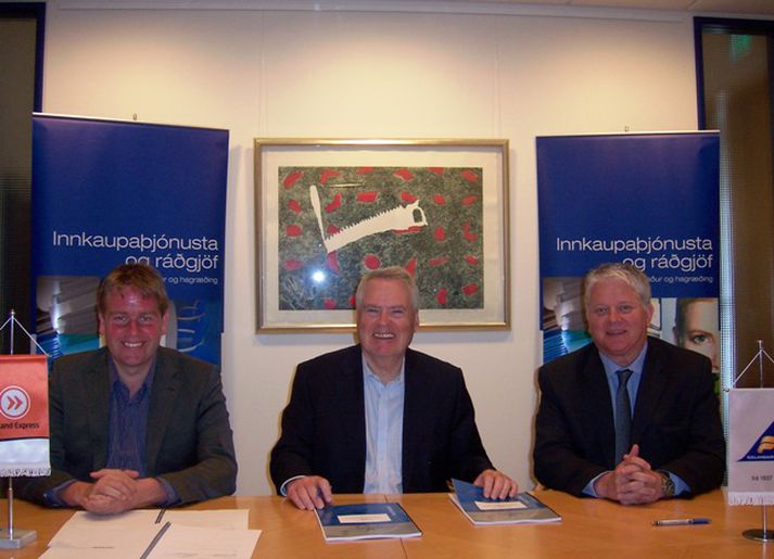 Samninginn undirrituðu Matthías Imsland fyrir hönd Iceland express, Þorvarður Guðlaugsson fyrir hönd Icelandair og Júlíus S. Ólafsson fyrir hönd Ríkiskaupa.