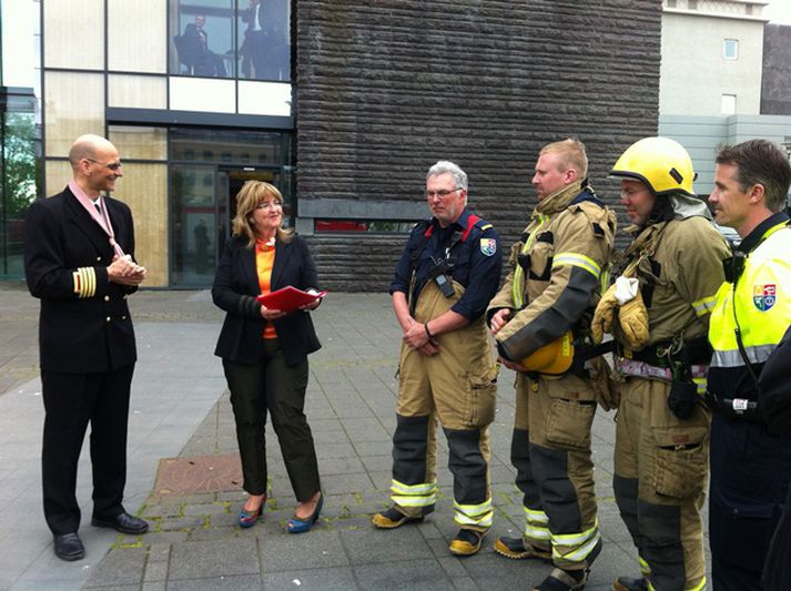 Slökkviliðs- og sjúkraflutningamenn afhentu Ástu Ragnheiði áskorun.