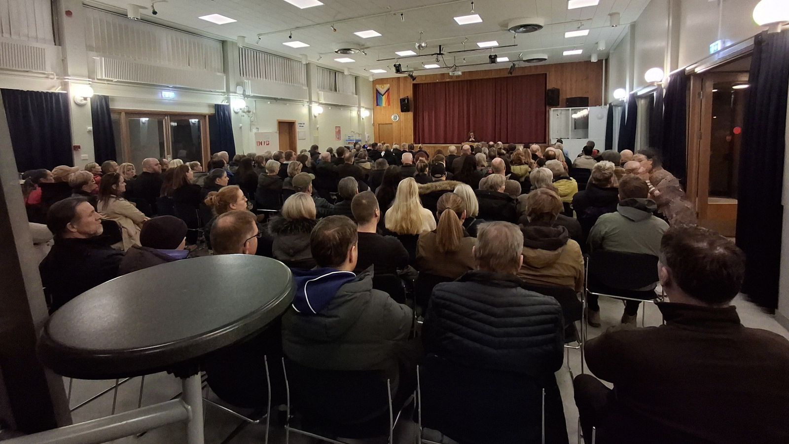 Mikil mót­staða í­búa á hita­fundi um flutning kaffi­stofunnar