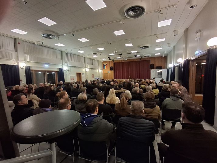 Eins og má sjá var salurinn fullur. Áætlað er að um 160 hafi sótt fundinn. 