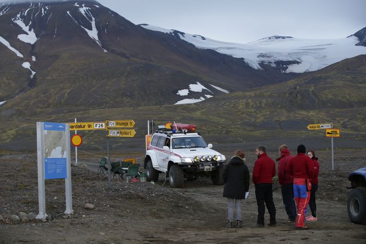 Björgunarsveitarfólk við lokun á Gæsavatnaleið í dag.