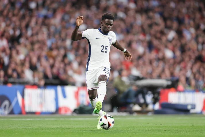 Bukayo Saka mun spila sem vængbakvörður í dag ef marka má enska fjölmiðla.