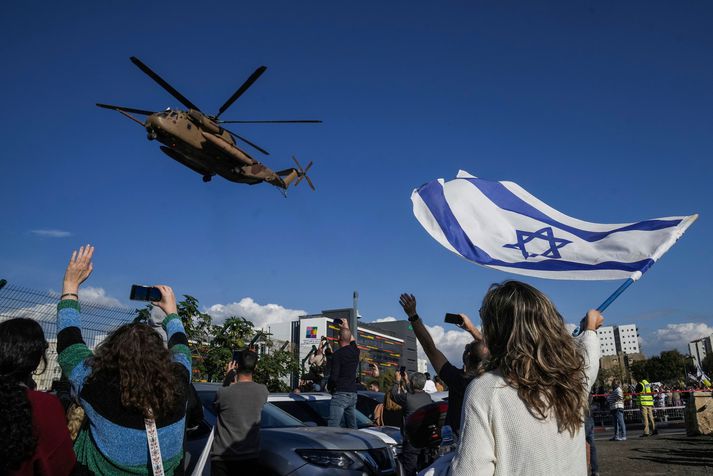Það voru fagnaðarfundir í Petah Tikva þegar þyrla Ísraelshers lenti með fjóra gísla sem Hamas slepptu úr haldi í dag. Sömu sögu var að segja í Gasaborg þegar rúmlega 200 föngum Ísraelshers var sleppt úr haldi.