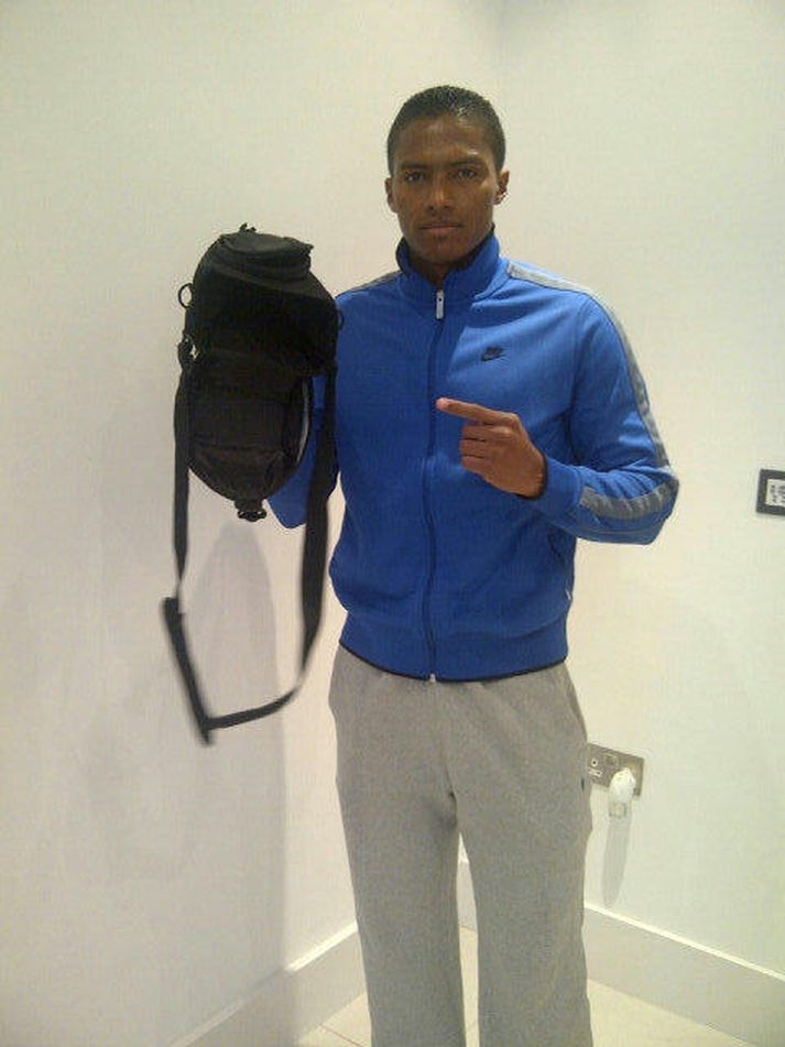 Valencia er hér ekki par sáttur með töskuna þaðan sem vélinni var stolið.