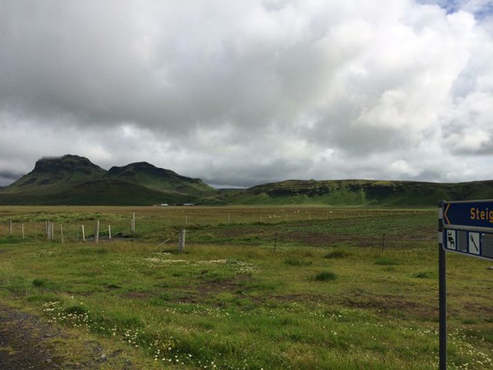 Íbúðarhús í Mýrdal séð frá þjóðveginum. Póstkassi margra íbúa verður færður niður að vegi.