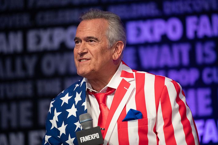 Bruce Campbell hefur leikið í fjölmörgum B-myndum og hrollvekjum á ferlinum en er þekktastur fyrir hlutverk sitt sem Ash í Evil Dead.