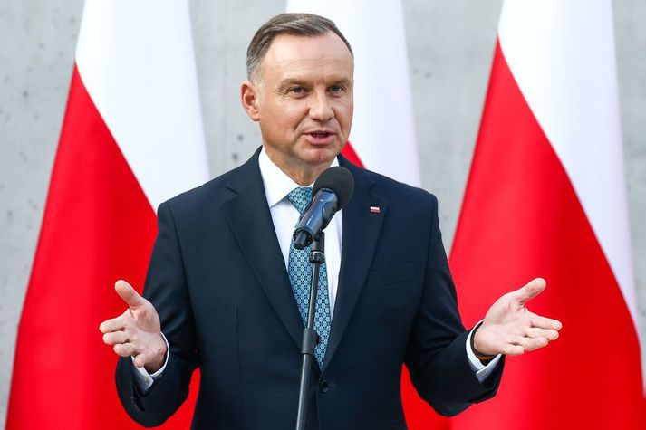 Andrzej Duda forseti Póllands segist ætla að fara hefðbundna leið í veitingu stjórnarmyndunarumboðs. Leiðtogi stærsta flokksins er ólíklegur til að ná að mynda ríkisstjórn og því talið líklegt að ný stjórn taki ekki við fyrr en í desember.