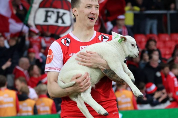 Axel Kryger var valinn maður leiksins og fékk lamb í fangið eftir leikinn.