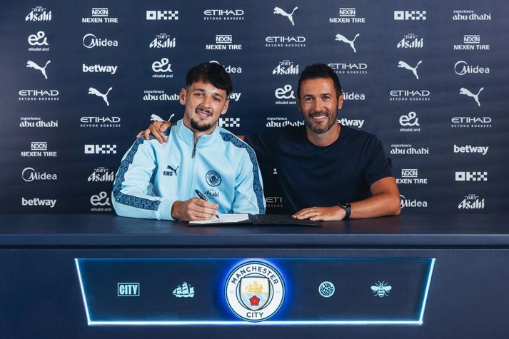 James Trafford og Hugo Viana, yfirmaður knattspyrnumála hjá Man City.