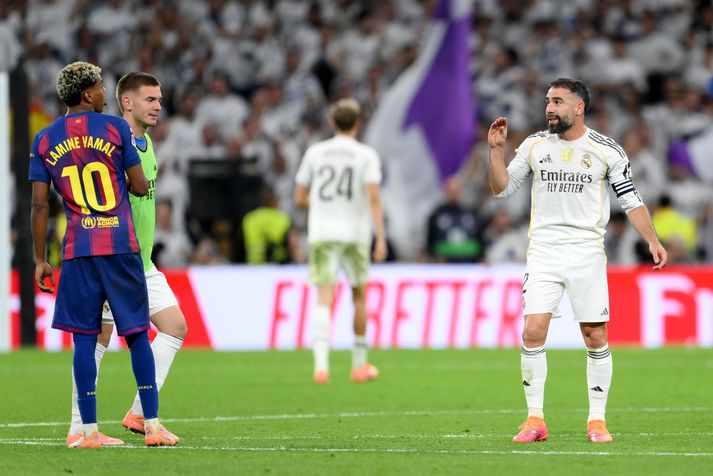 Dani Carvajal gefur Lamine Yamal merki um að hann ætti að tala minna.