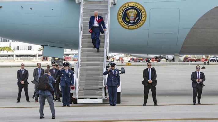 Trump lenti í heimaborg sinni Miami í gærkvöldi.