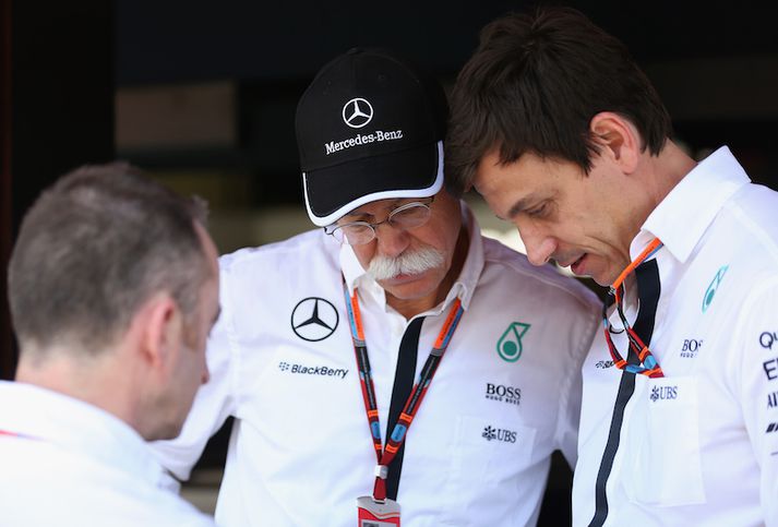 Stjórnarmaður Mercedes - Benz Dieter Zetche (maðurinn með hvíta yfirvaraskeggið), Toto Wolff og Paddy Lowe ræða málin.