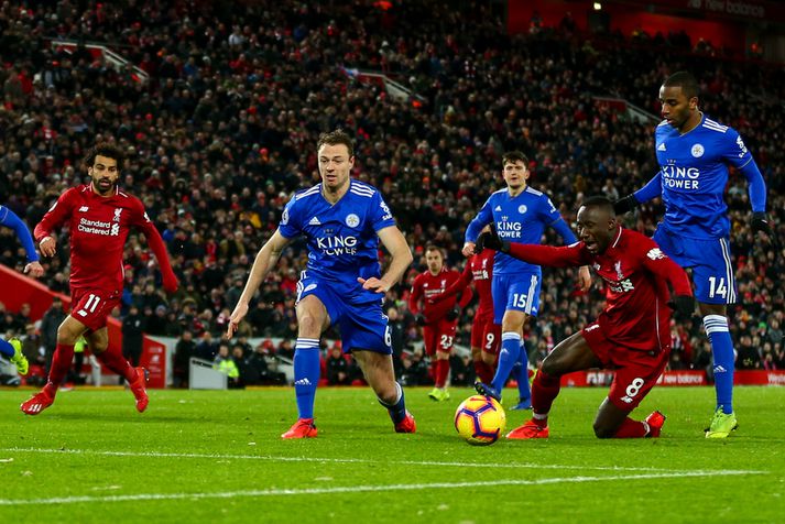 Naby Keita fellur í teignum í leiknum á móti Leicester.