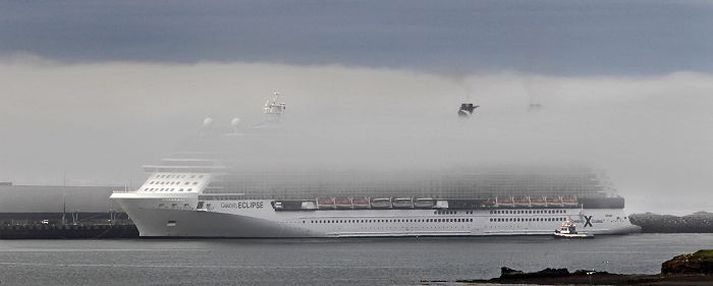 Skemmtiferðaskipið Celebrity Eclipse lagði að bryggju um hádegi í gær. Þokubakki sem lá yfir bryggjunni lagðist snyrtilega yfir skipið fljótlega eftir að það lagði að bryggju, eins og risavaxið skipið hefði sitt eigið veðurkerfi.