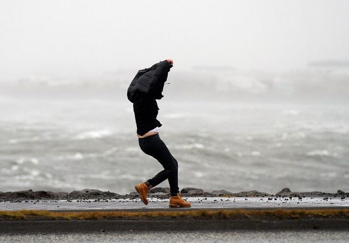 Varað er við stormi, meira en 20 metrum á sekúndu um landið vestanvert í nótt, en austan til á morgun.