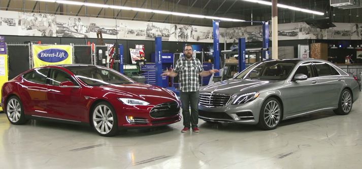 Tesla Model S og Mercedes Benz S-Class.