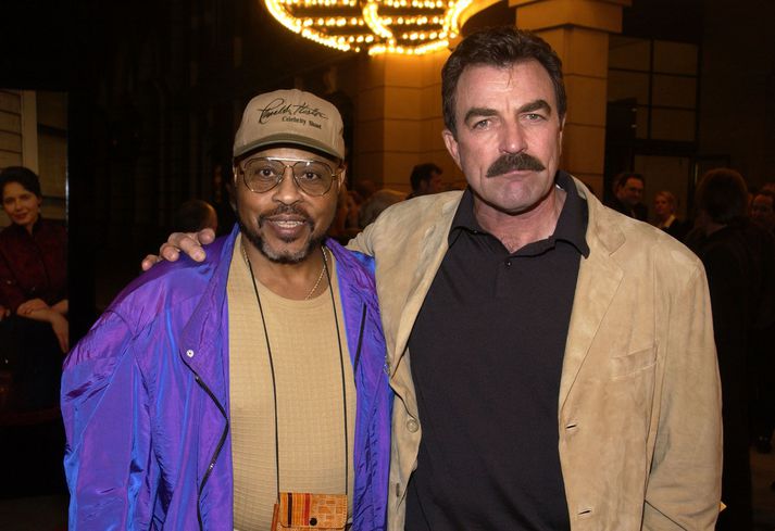 Roger E. Mosley ásamt Tom Selleck, meðleikara hans í Magnum P.I.