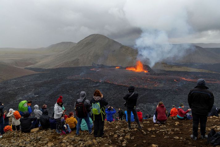 Reikna má með að nokkur fjöldi skoði gosið um helgina.