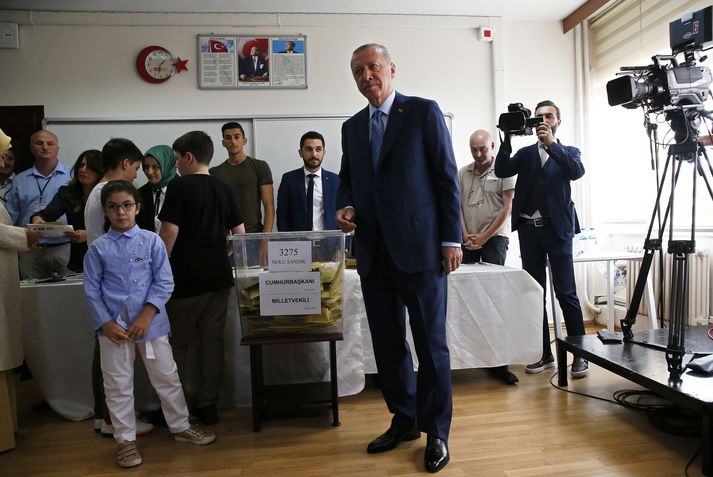 Erdogan lýsti nýju forsetaræði í Tyrklandi sem mikilli framför þegar hann greiddi atkvæði í Istanbúl.