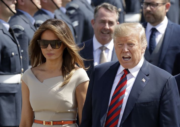 Melania Trump, forsetafrú, og Donald Trump, Bandaríkjaforseti, við komuna til Bretlands í gær.