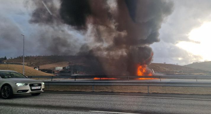 Eldur kom upp í jeppanum á Reykjanesbraut. 