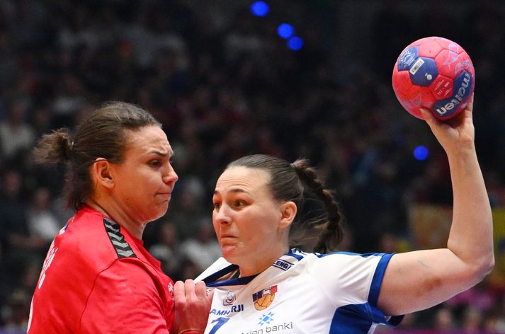 Díana Dögg Magnúsdóttir og stöllur hennar í íslenska landsliðinu komast í milliriðla á HM svo lengi sem þær tapa ekki fyrir Úrúgvæ í dag.