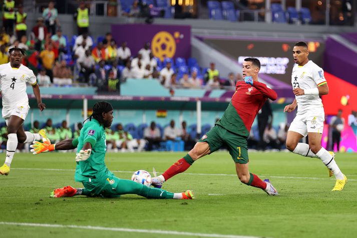 Snillingurinn Ronaldo fiskaði vítaspyrnu gegn Gana og fór að sjálfsögðu sjálfur á punktinn.