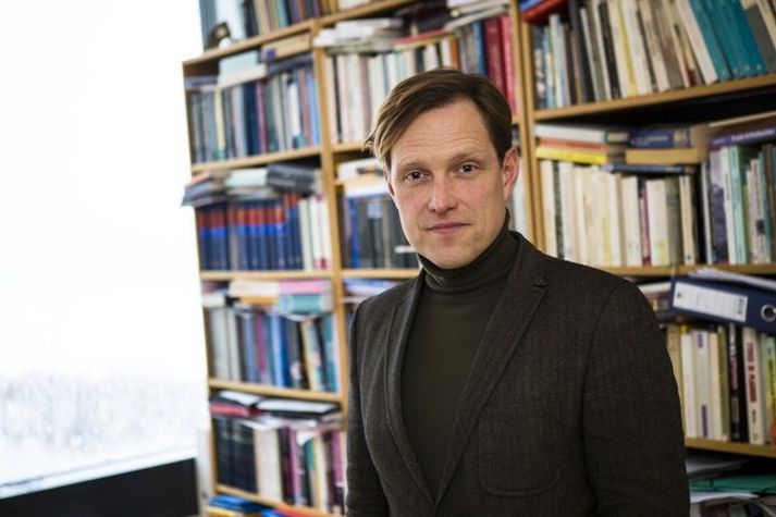 Henry Alexander Henrysson, sérfræðingur hjá Siðfræðistofnun segir segir ekki duga fyrir stjórnmálamenn að horfa bara á lög.