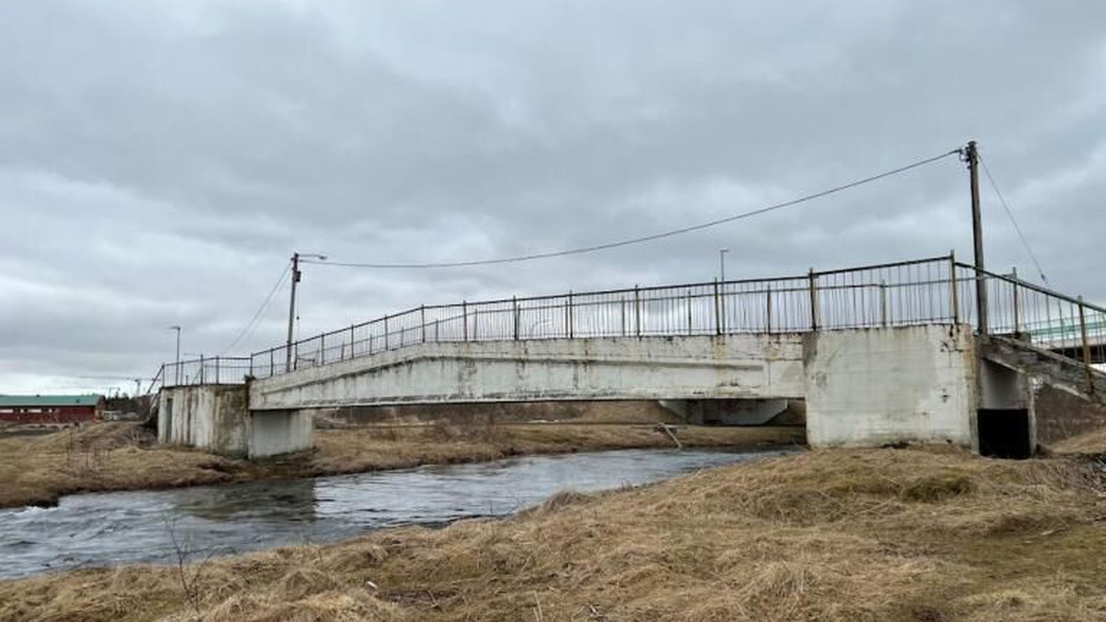 Niður­rifið á göngu­brúnni hafið