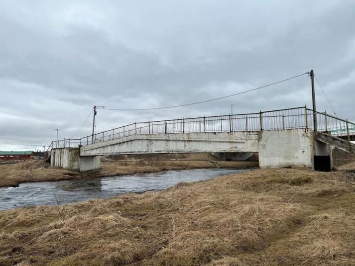 Á meðan unnið er að niðurrifi gömlu brúarinnar verður hluta af nálægum stígum lokað. 