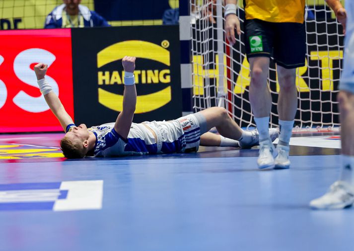 Elliði Snær Viðarsson liggur í gólfinu eftir að hafa skorað hjá Svíum. Hann náði ellefu löglegum stöðvunum í leiknum.