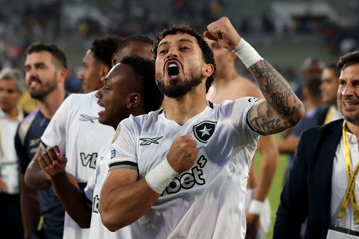 Alex Telles fagnar sigri Botafogo á Evrópumeisturum Paris Saint-Germain á HM félagsliða.