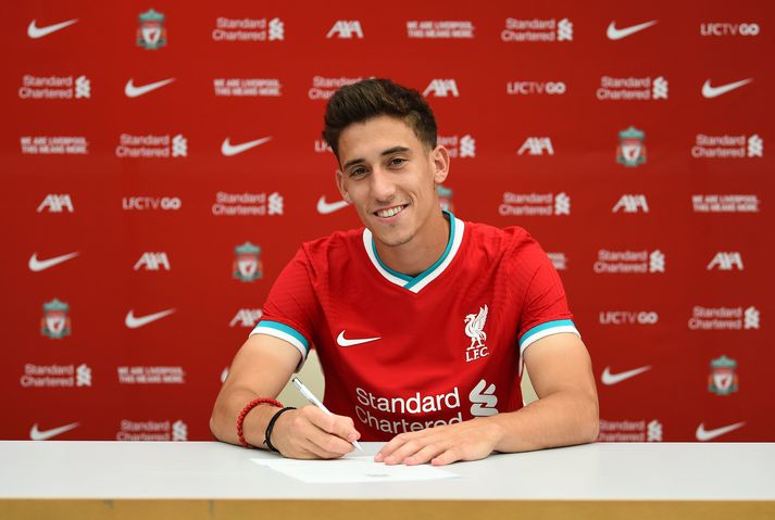 Kostas Tsimikas skrifar undir hjá Liverpool.