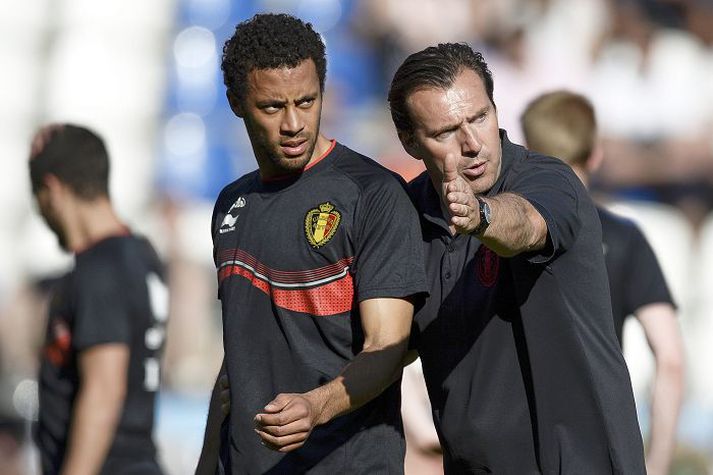 Marc Wilmots, landsliðsþjálfari Belgíu, segir Moussa Dembélé, leikmanni liðsins, til á æfingu. Dembélé er fyrrverandi samherji Gylfa Þórs Sigurðssonar.