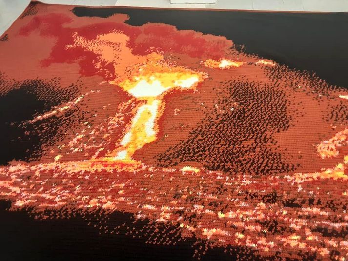 Það tók Ragnheiði 280 klukkustundir að hekla teppið en hún býr í Luton í Bretlandi.